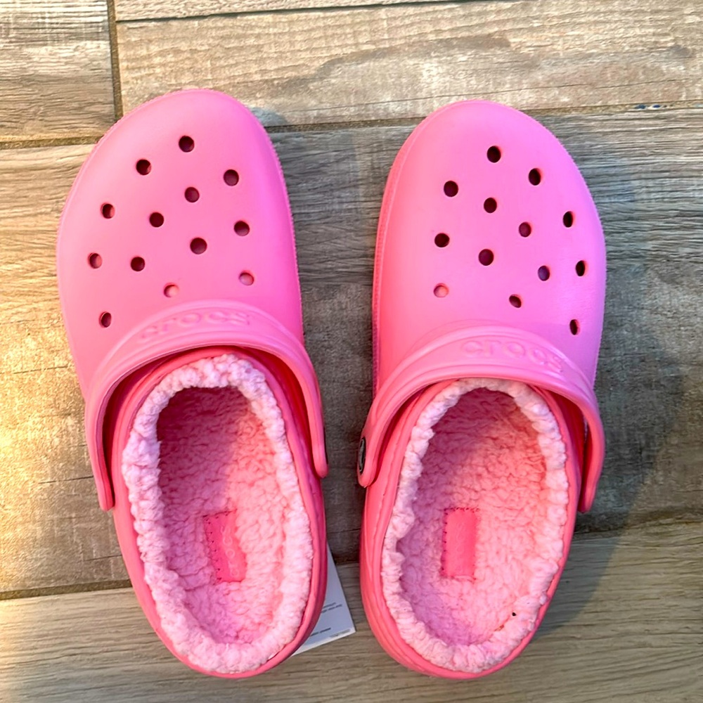 Crocs classic lined clog pink with pink fuzz women’s size 5/Juniors size 3 NEW
